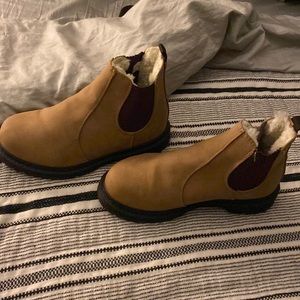 Like new boots with fur inside sz 7